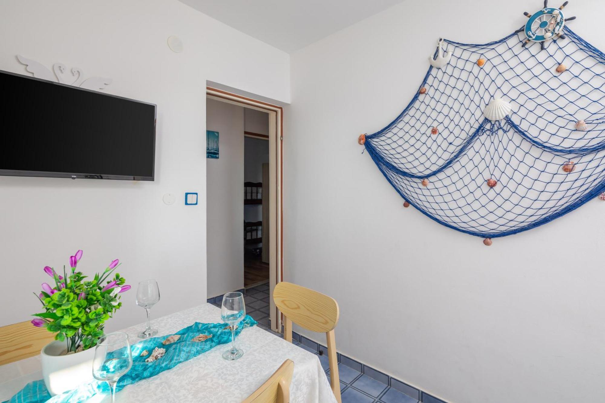 Urban Edge - Beach Apartments Omiš Buitenkant foto