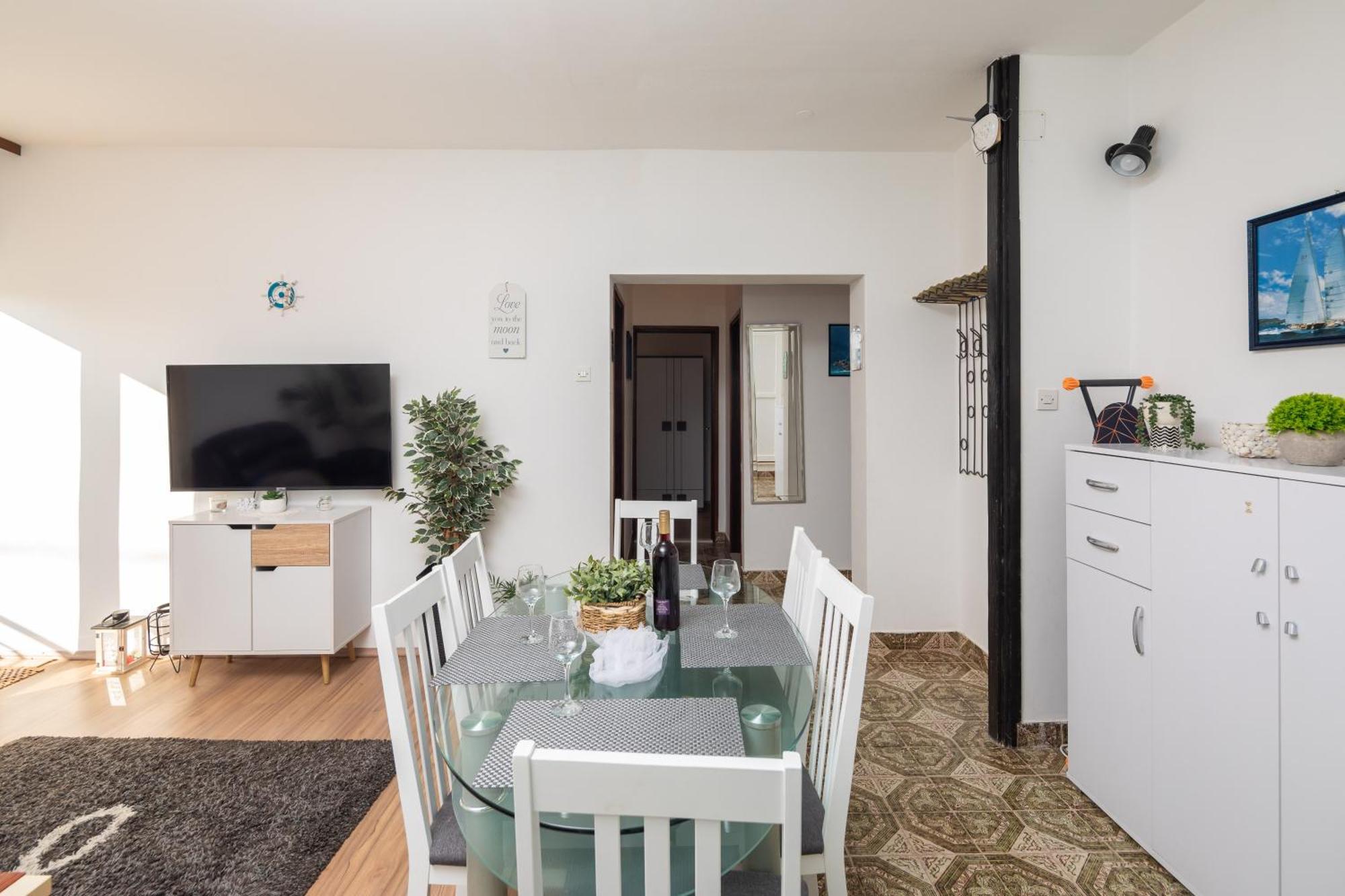 Urban Edge - Beach Apartments Omiš Buitenkant foto