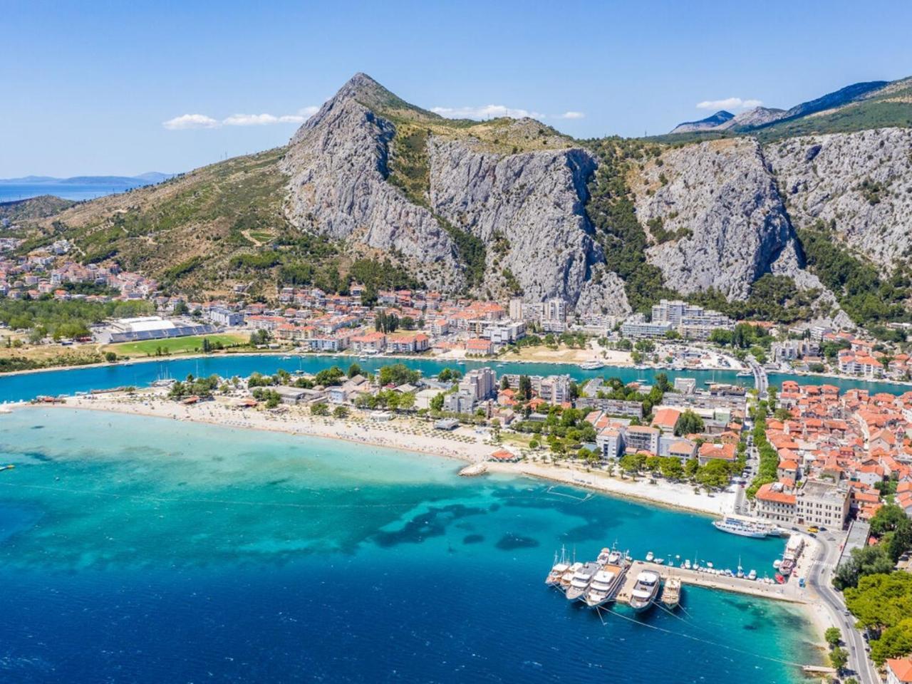 Urban Edge - Beach Apartments Omiš Buitenkant foto