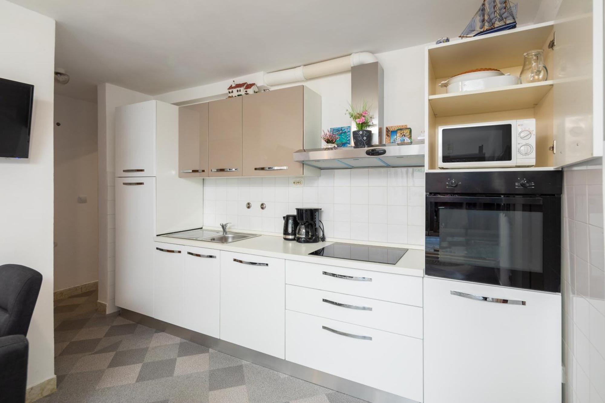 Urban Edge - Beach Apartments Omiš Buitenkant foto