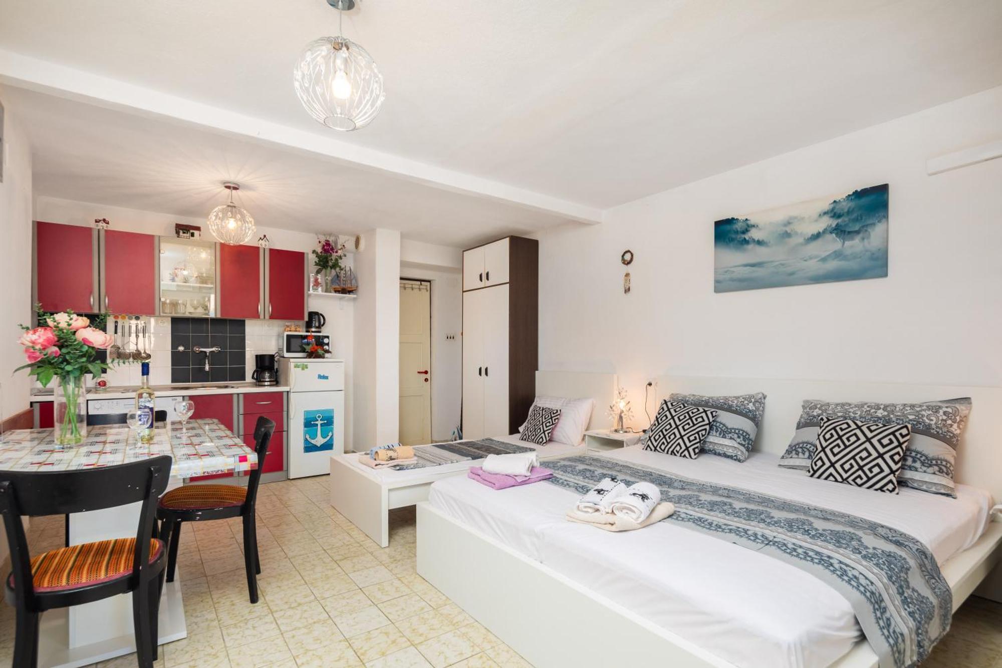 Urban Edge - Beach Apartments Omiš Buitenkant foto