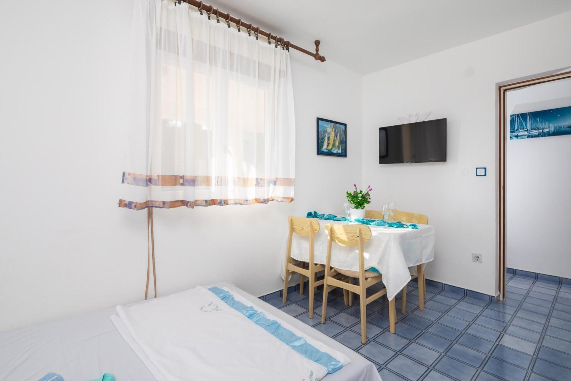 Urban Edge - Beach Apartments Omiš Buitenkant foto