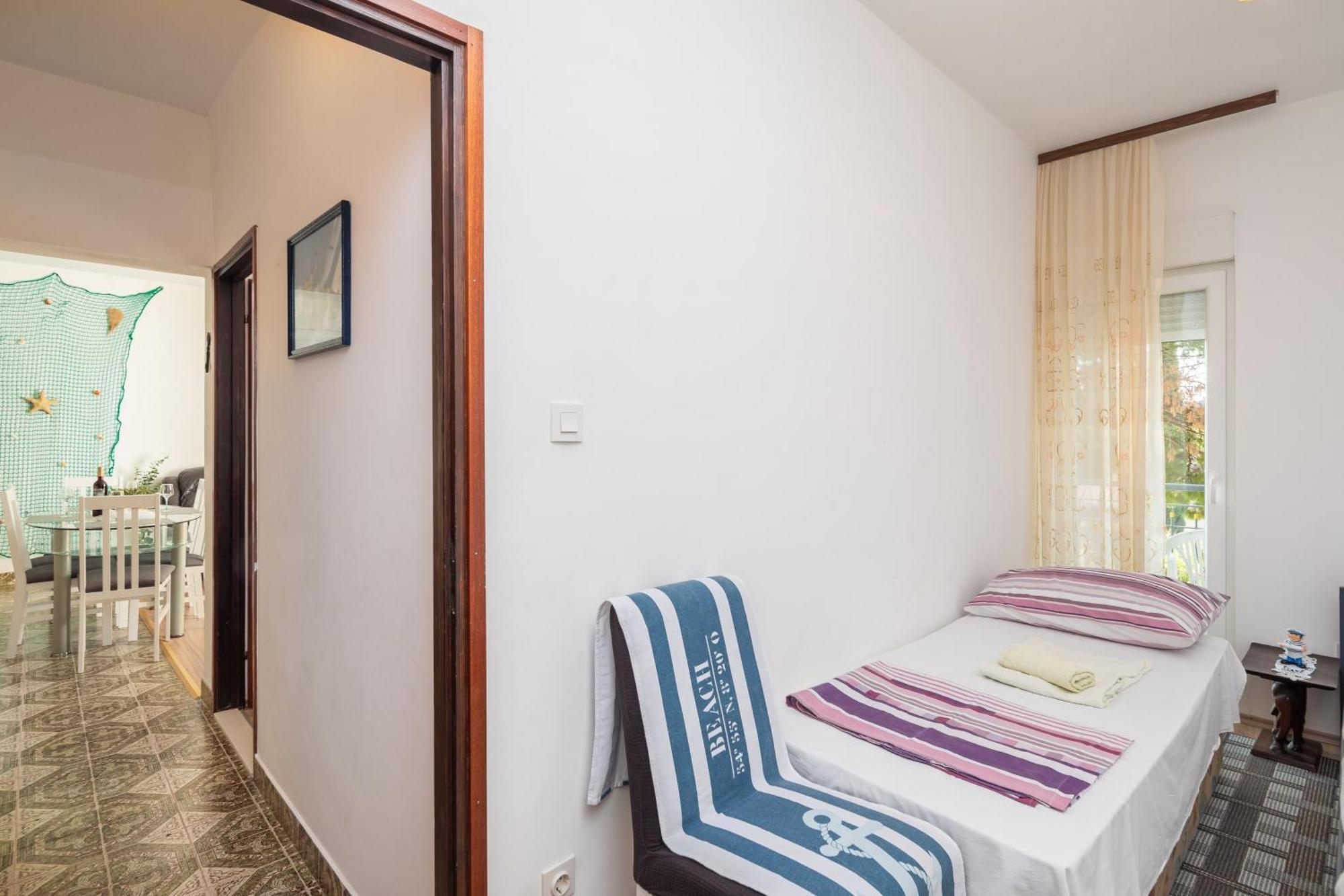 Urban Edge - Beach Apartments Omiš Buitenkant foto